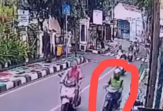 Pria Berjaket Ojol Gondol Motor Penjaga Toko di Jagakarsa (Tangkapan Layar Instagram 
infojaksel.id)