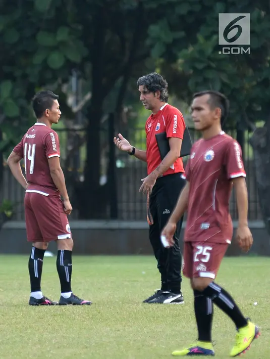 Pelatih Persija, Stefano Cugurra (tengah) berbincang dengan Ismed Sofyan saat latihan jelang laga kedua Semifinal Zona Asia Tenggara Piala AFC 2018 melawan Home United di Lapangan A Kompleks GBK, Jakarta, Senin (14/5). (Liputan6.com/Helmi Fithriansyah)