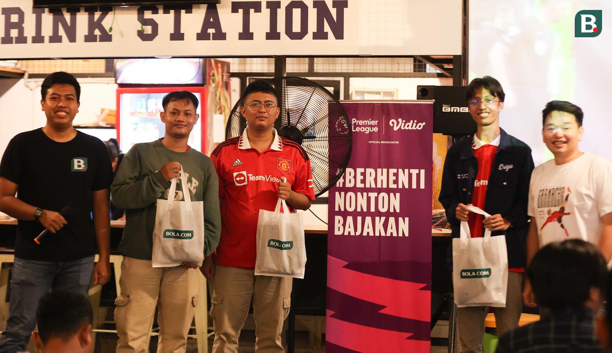 Sejumlah peserta yang mendapatkan hadiah setelah berhasil menjawab kuis saat acara Roaring Night antara Manchester United melawan West Ham di Pitch 98, Kemang, Jakarta, Minggu (04/02/2024) malam WIB. (Bola.com/Abdul Aziz)