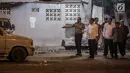 Presiden Jokowi dan Wakil Presiden Jusuf Kalla ketika melihat lokasi ledakan di Terminal Kampung Melayu Kamis (25/5). Jokowi menegaskan, tidak ada tempat di negara kita, untuk terorisme. (Liputan6.com/Faizal Fanani)