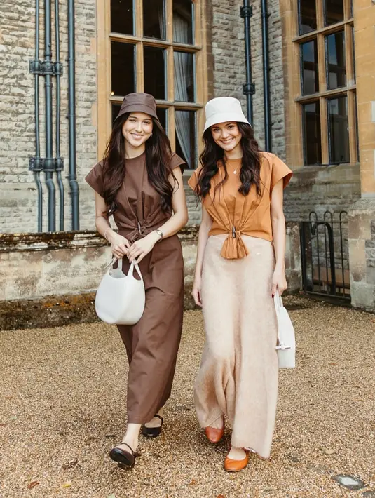 Yasmin Napper dan Amanda Rawles bak anak kembar dengan bucket hat dan atasan yang sama beda warna. Namun Yasmin pilih tampilan monokrom, sedangkan Amanda pilih warna netral untuk keseluruhan tampilan [@amandarawles]