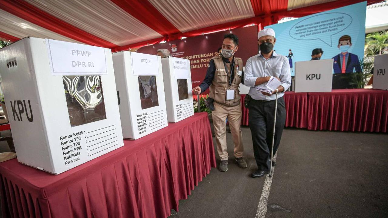 Agus mengkhawatirkan dampak sebagaimana pernah ditegaskan Jeffry A Winters, yakni timbulnya rasa apatis disebagian besar kalangan masyarakat terhadap proses demokrasi dan politik itu sendiri.<br>