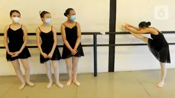 Para siswa menampilkan pertunjukan balet secara virtual di Rumah Karya Sjuma, Serpong, Tangerang Selatan, Banten, Minggu (20/12/2020). Pertunjukan ini biasanya digelar di gedung pertunjukan, namun karena pandemi COVID-19 terpaksa dilakukan secara virtual. (merdeka.com/Arie Basuki)