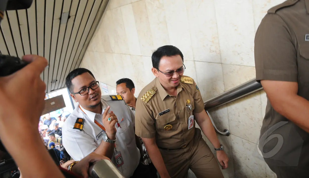Gubernur DKI Jakarta Basuki saat menaiki anak tangga di Stasiun Tanah Abang, Jakarta, Rabu (15/4/2015). Pemprov DKI rencananya akan membangun jembatan penghubung dari Stasiun Tanah Abang menuju Pasar Blok G Tanah Abang. (Liputan6.com/Herman Zakharia) 