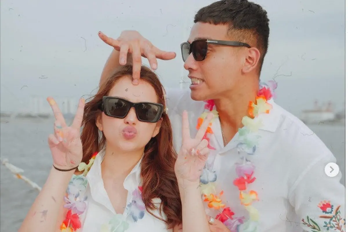 Gaya pacaran Rebecca Klopper dan Fadly Faisal yang sudah setahun bersama (Foto: instagram rklopperr)