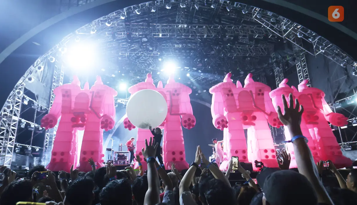 The Flaming Lips tampil penuh energi saat membawakan lagu ikonik “Do You Realize??” dalam gelaran LaLaLa Festival 2026. Penampilan band asal Amerika Serikat tersebut disambut meriah oleh penonton yang ikut bernyanyi dan menikmati suasana konser. (KLY/Budy Santoso)