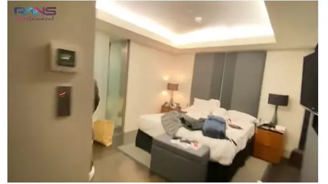 Di apartemennya ini terdapat empat kamar yang diisi oleh Raffi, Nagita, Rafathar beserta dengan tim Rans Entertainment.