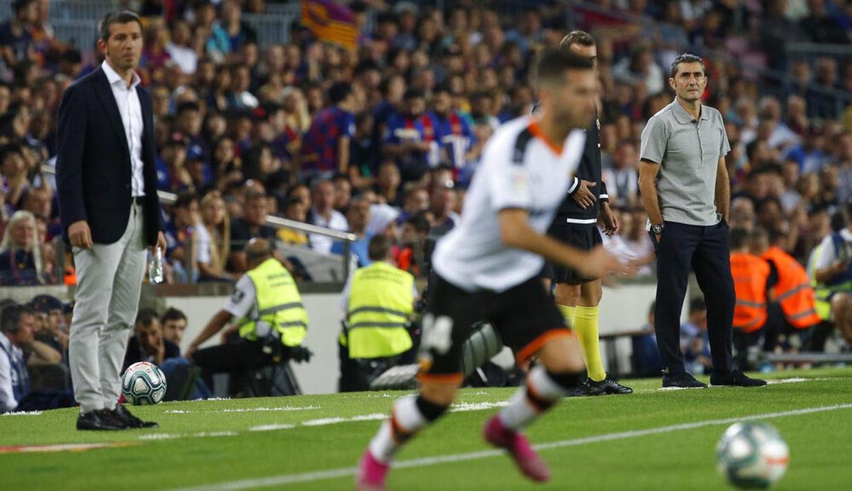 Pelatih Barcelona, Ernesto Valverde, saat melawan Valencia pada laga La Liga di Stadion Camp Nou, Sabtu (14/9). Barcelona menang 5-2 atas Valencia. (AP/Joan Monfort)