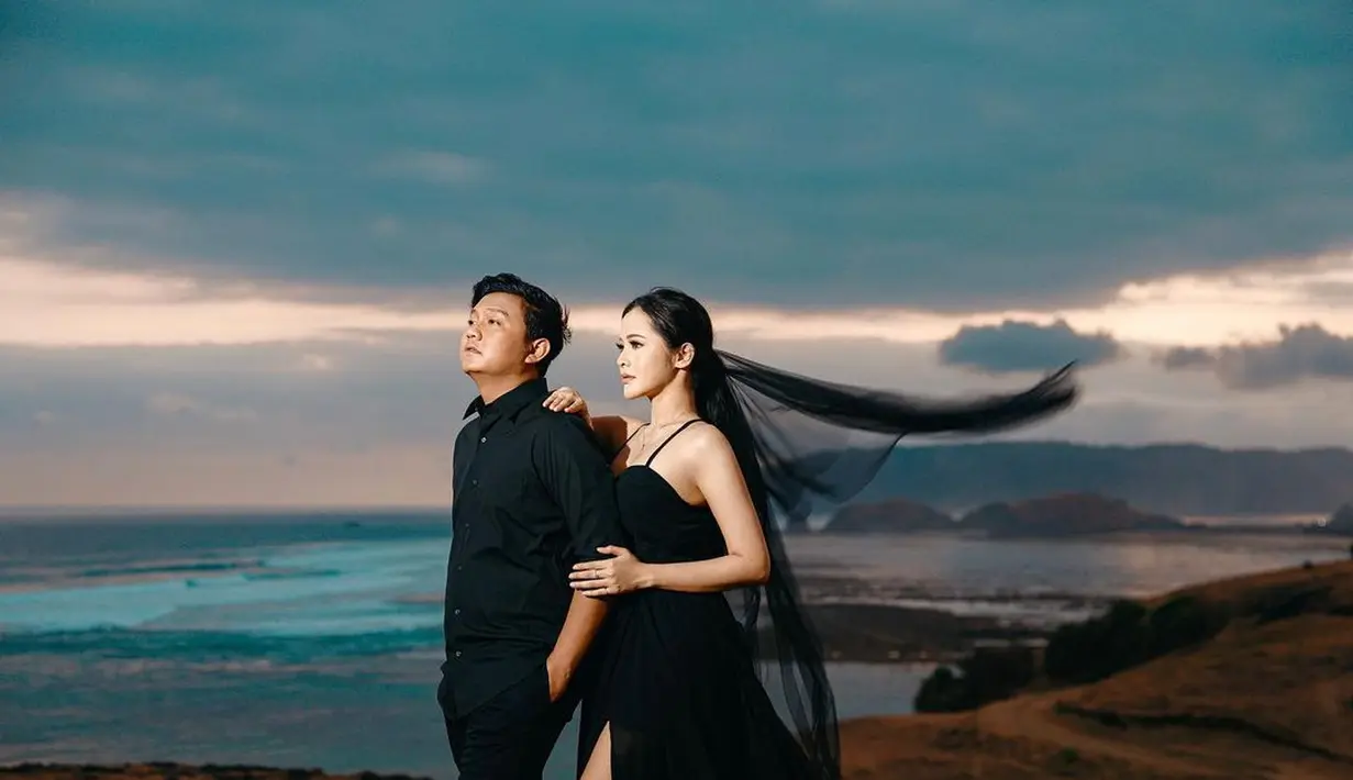 Denny dan Bella melakukan pemotretan dengan latar pantai Lombok bersama fotografer Farall Jibrill. [Instagram/bellabonita_r.a]
