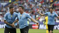 Pemain Uruguay, Cristian Rodriguez cetak gol ke gawang Jamaika
