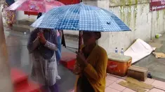 Seperti perayaan Imlek sebelumnya, banyak pengemis yang sengaja datang untuk menunggu angpau dari warga yang berdoa di wihara. Akan tetapi, hujan deras menguyur kawasan tersebut, sehingga membuat pengemis yang menunggu di halaman wihara berlarian.
