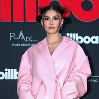 Terlihat juga anggota Viviz yang terdiri dari Umji SinB dan Eunha yang kompak kenakan dress serba hitam. [@billboard_korea].