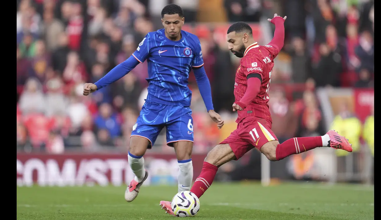 Pemain Liverpool, Mohamed Salah (kanan) melepaskan umpan dibayangi pemain Chelsea, Levi Colwill pada laga lanjutan Liga Inggris 2024/2025 di Anfield, Liverpool, Inggris, Minggu (20/11/2024). (AP Photo/Jon Super)