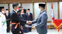Gubernur DKI Jakarta Anies Baswedan mengukuhkan anggota Paskibraka untuk Upacara HUT ke-77 Kemerdekaan Republik Indonesia. (Foto: Humas Pemprov DKI Jakarta)
