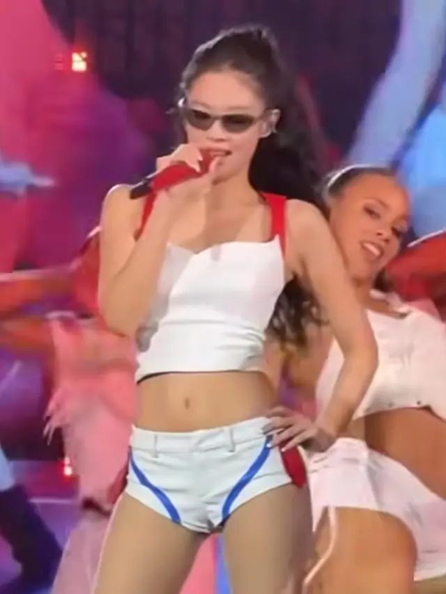 Jennie kostum konser.