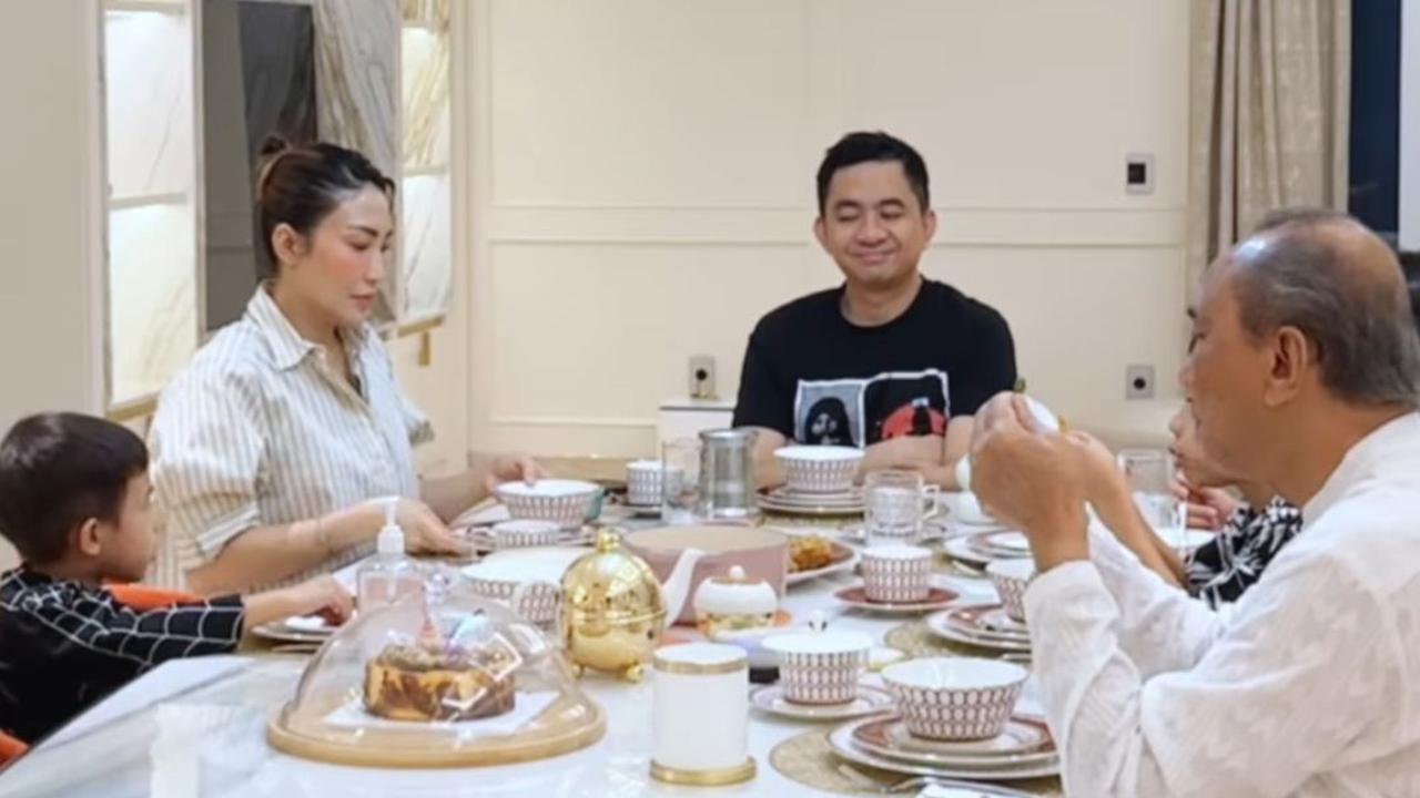 Ayu Dewi Panik, Suami Dilarikan ke IGD Dini Hari Karena Demam Tinggi