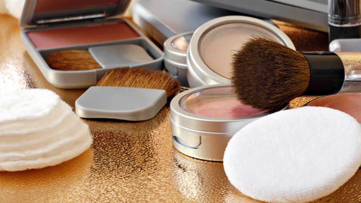Mengenal Jenis dan Fungsi Bedak dalam Rutinitas Makeup
