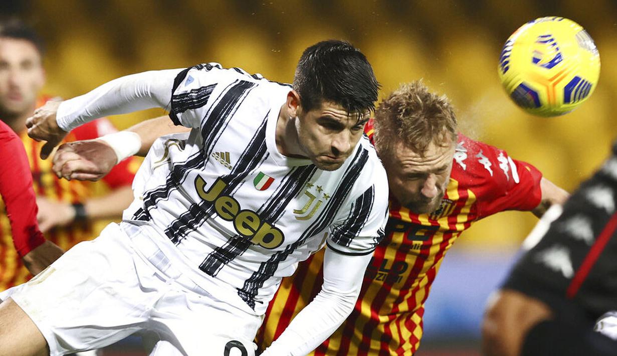 Pemain Juventus, Alvaro Morata, duel udara dengan pemain Benevento, Kamil Glik, pada laga Liga Italia di Stadion Vigorito, Sabtu (28/11/2020). Kedua tim bermain imbang 1-1. (Alessandro Garofalo/LaPresse via AP)