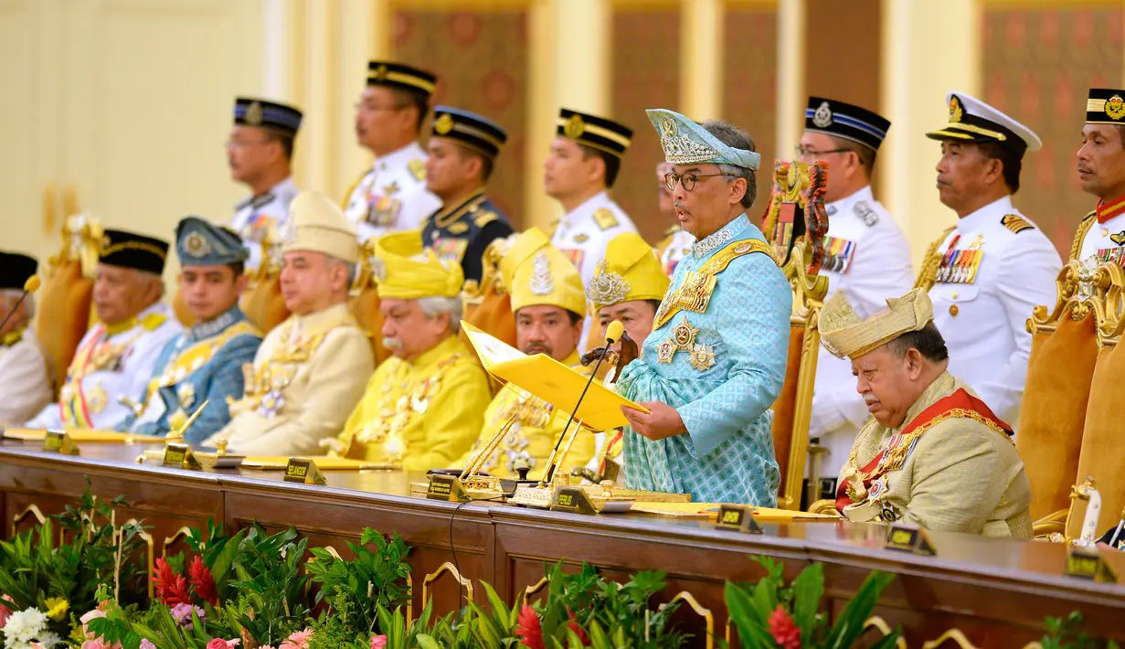Raja Malaysia Sultan Abdullah Sultan Ahmad Shah (kedua kanan) membacakan sumpahnya saat pelantikan di Istana Nasional, Kuala Lumpur, Malaysia, Kamis (31/1). Sultan Abdullah menggantikan Sultan Muhammad V. (Malaysia Information Ministry via AP)