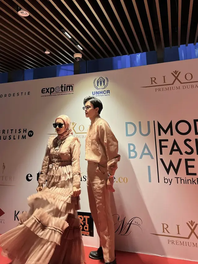7 Potret Dinda Hauw Jadi Model Catwalk di Dubai Modest Fashion Week, Tampil Elegan