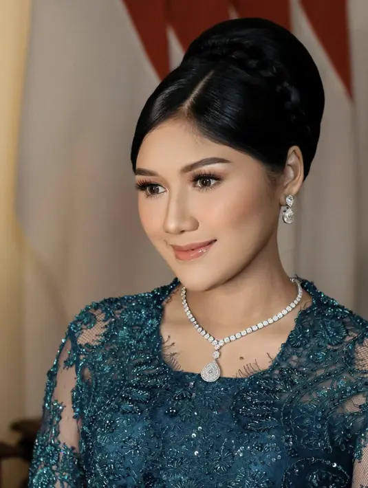 Kalung dan anting berliannya juga tampak megah menghiasi gaya berkebayanya yang bernuansa emerald. [Foto: Instagram/ Erina Gudono]