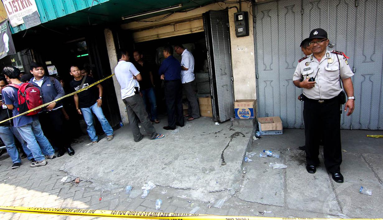 Satuan narkoba Polda Metro Jaya menggerebek gudang sabu di Jalan Biak, Jakarta, Rabu (30/4/14). (Liputan6.com/Faizal Fanani)