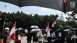 Aktivis dari Gema Tapteng membawa payung hitam saat melakukan aksi unjuk rasa di depan gedung KPK, Jakarta (9/5). Bakhtiar Ahmad Sibarani dinilai telah memberi suap terhadap mantan Ketua MK, M Akil Mochtar. (Merdeka.com/Dwi Narwoko)