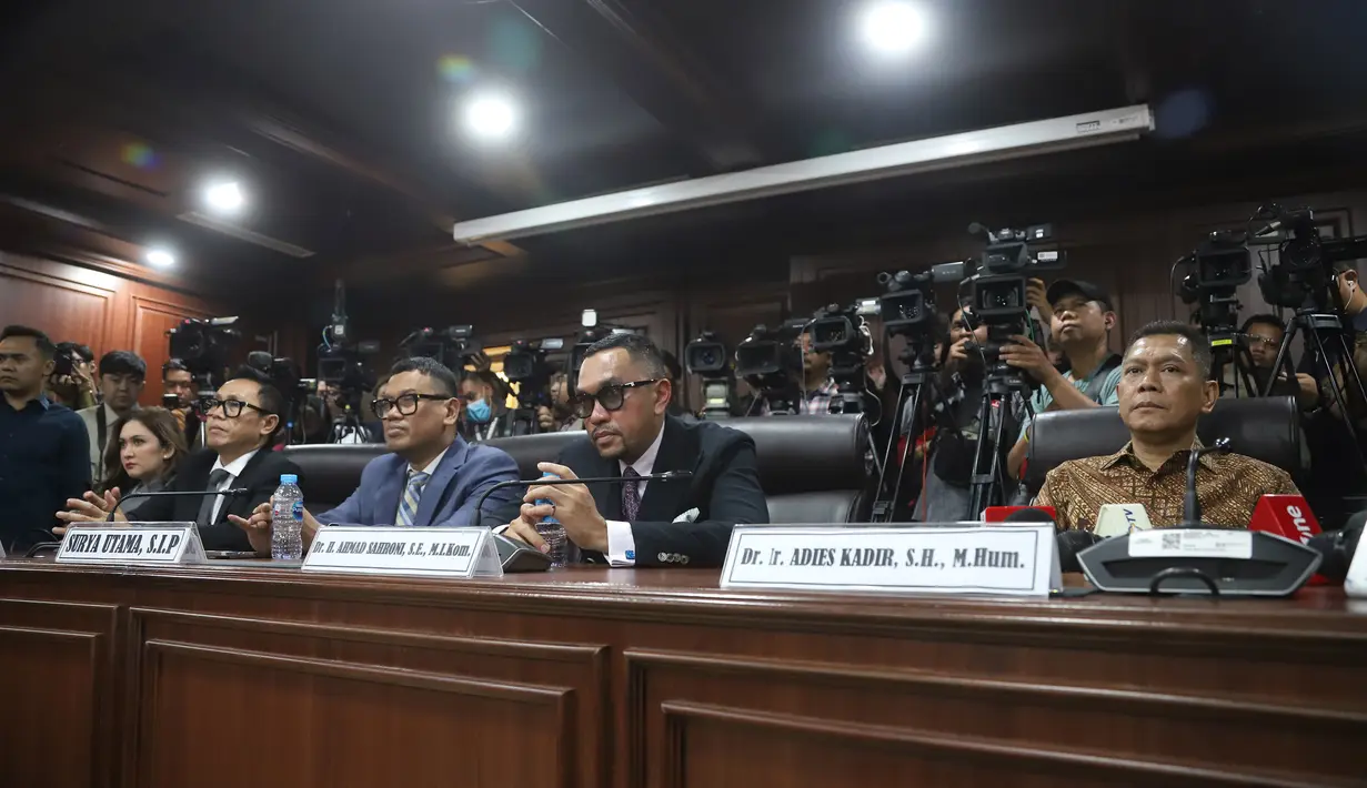 Lima teradu kasus dugaan pelanggaran kode etik anggota Dewan Perwakilan Rakyat (DPR); Nafa Urbach, Eko Hendro Purnomo (Eko Patrio), Surya Utama (Uya Kuya), Ahmad Sahroni dan Adies Kadir (dari kiri ke kanan) bersiap mengikuti sidang pembacaan putusan kasus dugaan pelanggaran kode etik di Mahkamah Kehormatan Dewan (MKD), Kompleks Parlemen, Senayan, Jakarta, Rabu (5/11/2025). MKD memutuskan dari kelima teradu itu, dua dinyatakan tidak terbukti melakukan pelanggaran kode etik yaitu Adies Kadir dan Surya Utama. Sementara, teradu lainnya yakni Nafa Urbach, Eko Hendro Purnomo, dan Ahmad Sahroni terbukti melanggar kode etik DPR. (merdeka.com/Arie Basuki)