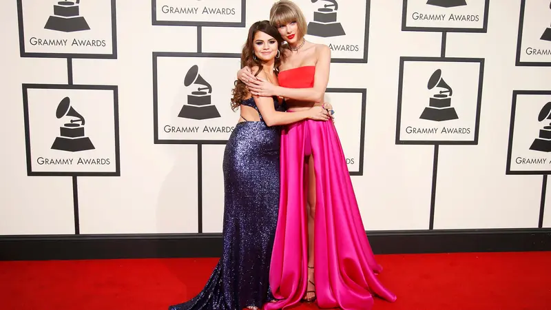 20160215-Hadiri Grammy Awards 2016, Taylor Swift dan Selena Gomez Peluk-pelukan-California
