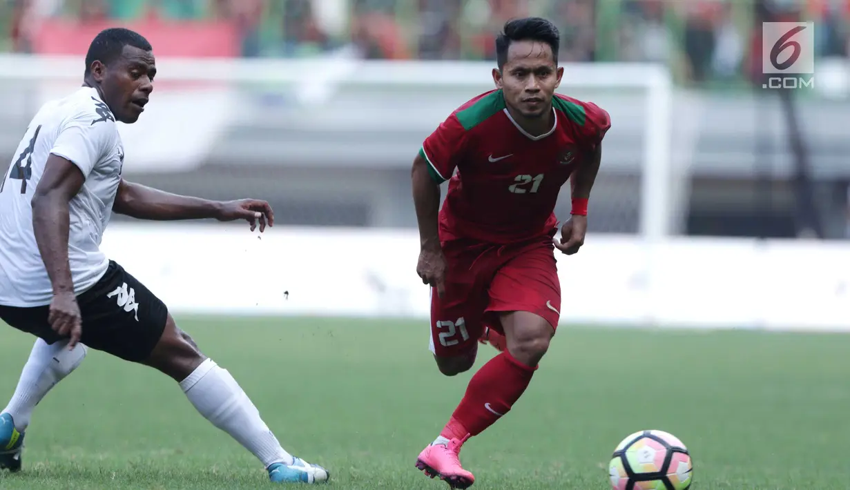 Gelandang Timnas Indonesia, Andik Vermansyah (kanan) lolos dari kawalan pemain Fiji, Epeli Saukuru pada laga persahabatan di Stadion Patriot Candrabhaga, Bekasi, Sabtu (9/2). Laga berakhir imbang 0-0. (Liputan6.com/Helmi Fithriansyah)