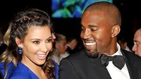 Kim Kardashian dan Kanye West mengucap janji setia suami-istri pada di Forte di Belvedere di Florence, Italia.