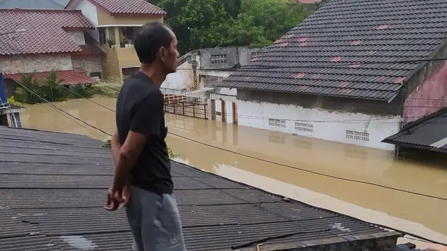Banjir melanda kompleks Perumahan Villa Nusa Indah, Bekasi.