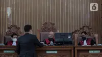 Ketua Majelis Hakim Nazar Effriandi memimpin sidang permohonan peninjauan kembali (PK) yang diajukan buronan kasus korupsi pengalihan hak tagih (cessie) Bank Bali, Djoko Tjandra di PN Jakarta Selatan, Senin (6/7/2020). Sidang ditunda karena Djoko Tjandra dikabarkan sakit. (Liputan6.com/Johan Tallo)