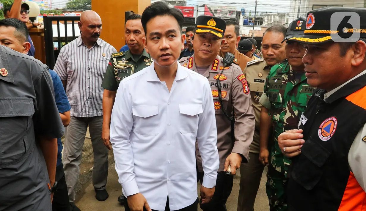 Wakil Presiden Gibran Rakabuming Raka mendatangi posko pengungsian korban kebakaran di Lapangan Merah Polres Metro Jakarta Pusat. (Liputan6.com/Herman Zakharia)