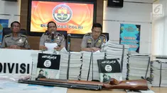 Polri menggelar jumpa pers terkait kasus penyerangan Mapolda Sumatra Utara (Sumut), di Mabes Polri, Jakarta Selatan, Jumat (30/6). Kelompok teror menyerang pos jaga Mapolda Sumut dan menyebabkan seorang anggota polisi tewas. (Liputan6.com/Herman Zakharia)