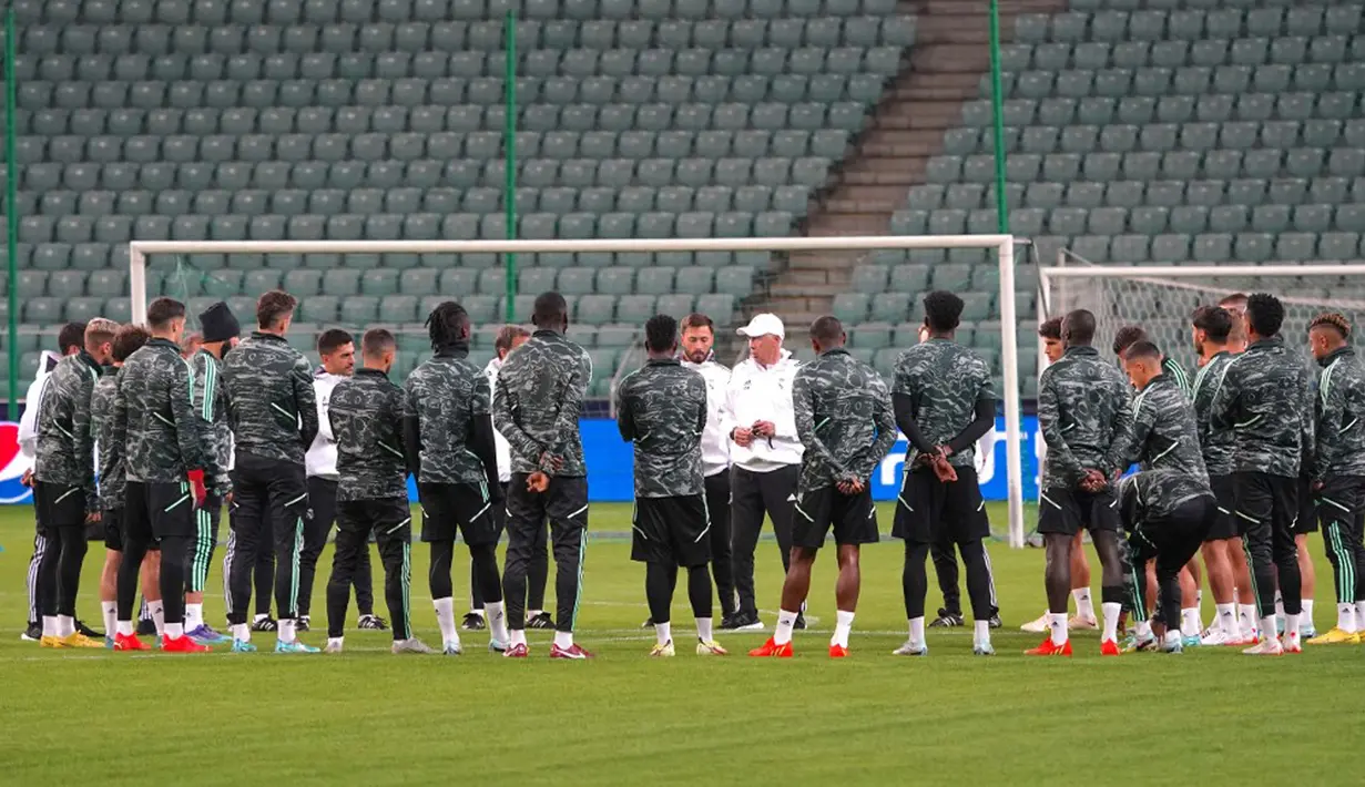 Pelatih Real Madrid Carlo Ancelotti (tengah) dan para pemain menghadiri sesi latihan di Stadion Legia Warsawa, Warsawa, Polandia, 10 Oktober 2022. Real Madrid akan menghadapi Shakhtar Donetsk pada pertandingan sepak bola putaran pertama Liga Champions. (JANEK SKARZYNSKI/AFP)