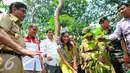 Puteri Indonesia, Fellicia Whang melakukan penanaman pohon bersama perwakilan kementerian LHK saat peringatan hari Bumi di pasar Induk, Kramat Jati, Selasa (10/5). (Liputan6.com/Yoppy Renato)