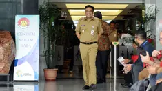 Gubernur DKI Jakarta Djarot Saiful Hidayat saat meninggalkan gedung KPK, Jakarta, Senin (25/9). Kedatangan Djarot untuk menandatangani nota kesepahaman (MoU) terkait pajak dan retribusi bersama KPK. (Liputan6.com/Helmi Fithriansyah)