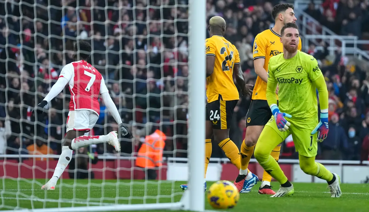 Skor 2-1 membuat pertandingan berlangsung semakin menegangkan. Tetapi, upaya Wolves mencetak gol penyeimbang dalam waktu tambahan delapan menit tidak membuahkan hasil. (AP Photo/Alastair Grant)