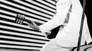 Chuck Berry menjadi sensasi pasca-Perang Dunia II setelah dia memadukan rythm and blues dan permainan gitar gaya country ditambah penampilan panggung yang atraktif (4/4/1980). (AP Photo)