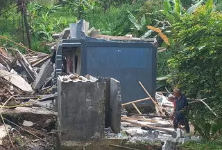 Pesantren di Sukabumi ambruk akibat tanah bergerak