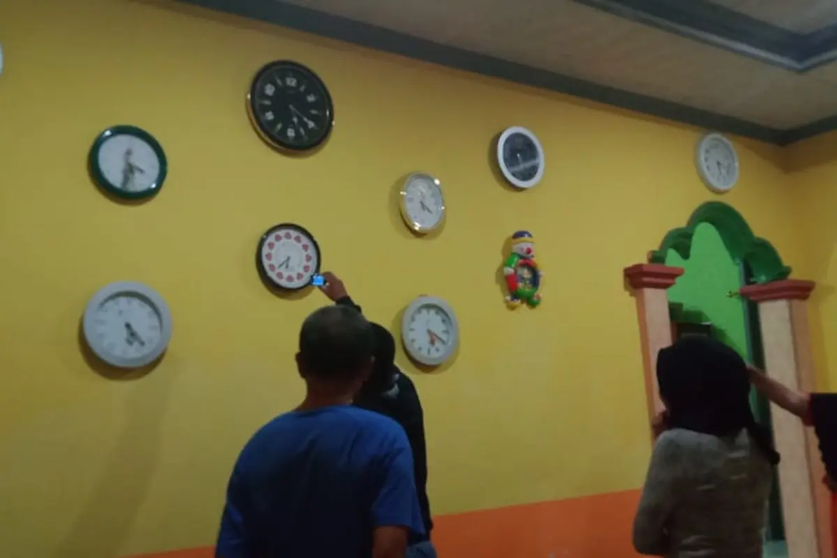 Kolektor Jam Dinding