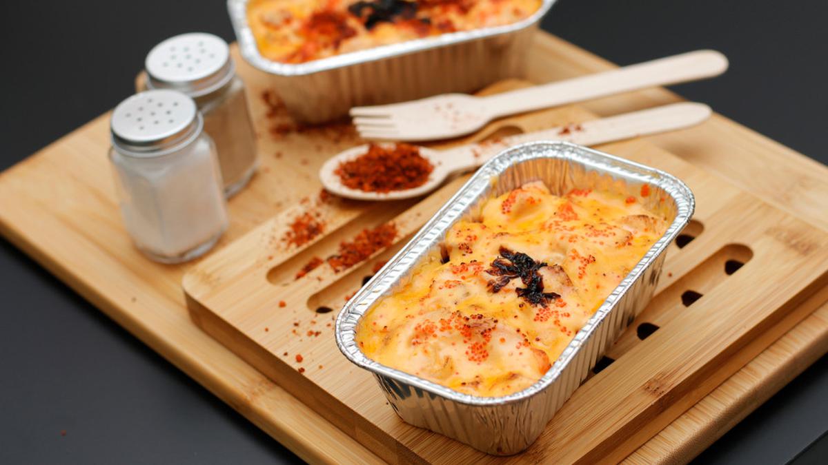 Saus mentai yang krimi dan gurih, disajikan di atas sushi roll dengan taburan nori dan wijen