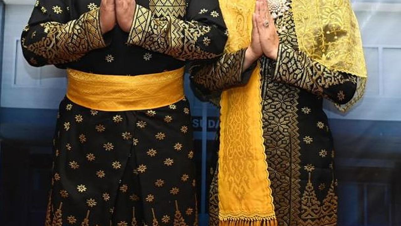 Saat menerima gelar di Balairung Tenas Effendy Balai Adat Melayu Riau, Kasal didampingi istri tercinta Fera Muhammad Ali.<br>