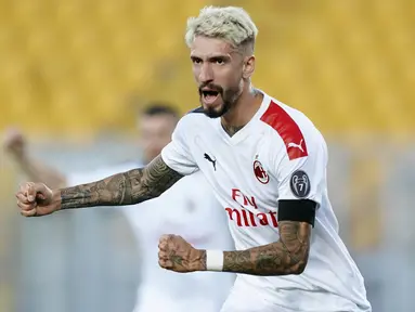 Pemain AC Milan, Samu Castillejo, melakukan selebrasi usai membobol gawang Lecce pada laga Serie A di Stadion Via del Mare, Senin (22/6/2020). AC Milan menang 4-1 atas Lecce. (Spada/LaPresse via AP)