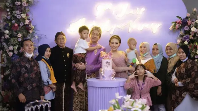 Momen Perayaan Anniversary Ke-9 Ayu Dewi dan Regi Datau, Nostalgia Pakai Baju Nikah. (Sumber: Instagram/mrsayudewi)