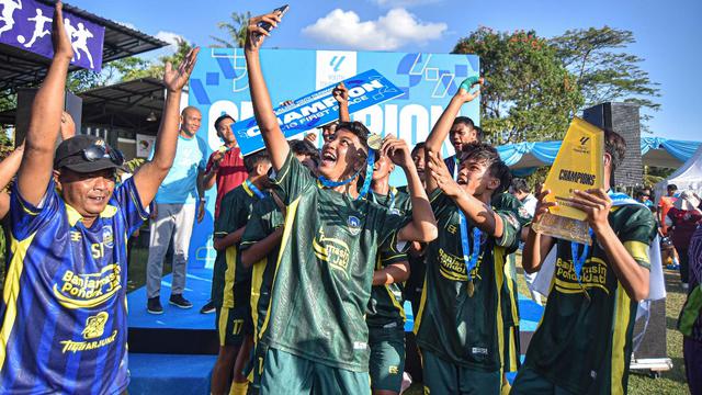 SSB Bintang Putra Sidoarjo yang menjadi juara pertama di kategori U-16 pada LALIGA Youth Tournament 2024