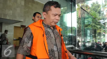 Panitera Pengganti PN Jakarta Pusat Santoso berjalan usai menjalani pemeriksaan di Gedung KPK, Jakarta, Jumat (26/8). (Liputan6.com/Helmi Afandi) 