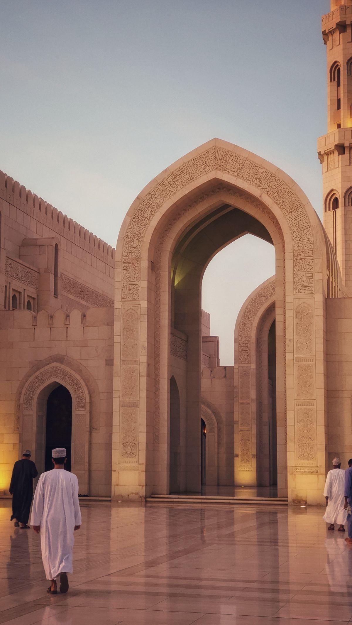 Kun Fayakun adalah frase Arab yang berasal dari Al-Qur'an, lebih tepatnya dari Surah Yasin (36:82). Frase ini memiliki makna yang sangat mendalam dan sering kali diartikan sebagai "Jadilah!" atau "Terjadilah!" dalam bahasa Indonesia. Arti kun fayakun menc