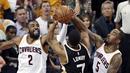 Pemain Cleveland Cavaliers, Kyrie Irving (kiri) dan J.R. Smith (kanan) melakukan tekanan kepada Kyle Lowry pada Game 2 semifinal Eastern Conference NBA basketball playoff series di Quicken Loans Arena, (3/5/2017). Cavs menang 125-103. (AP/Tony Dejak)